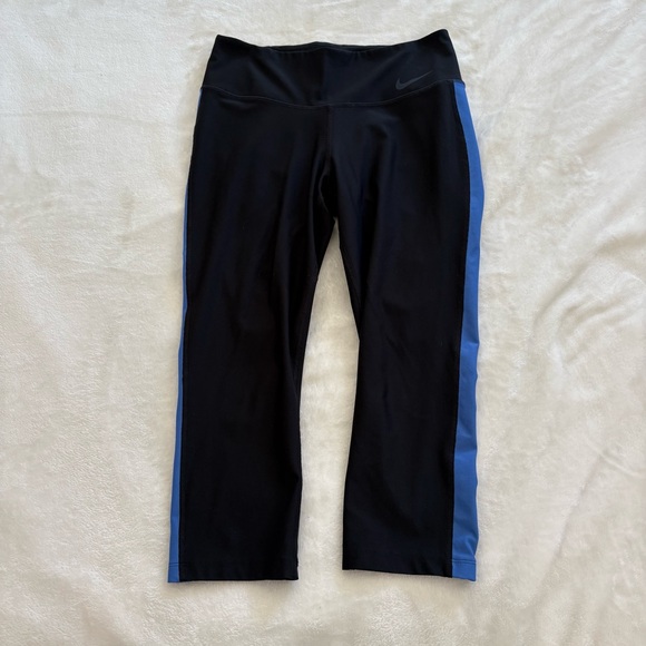 NIKE Crop Workout Leggings - Picture 3 of 5